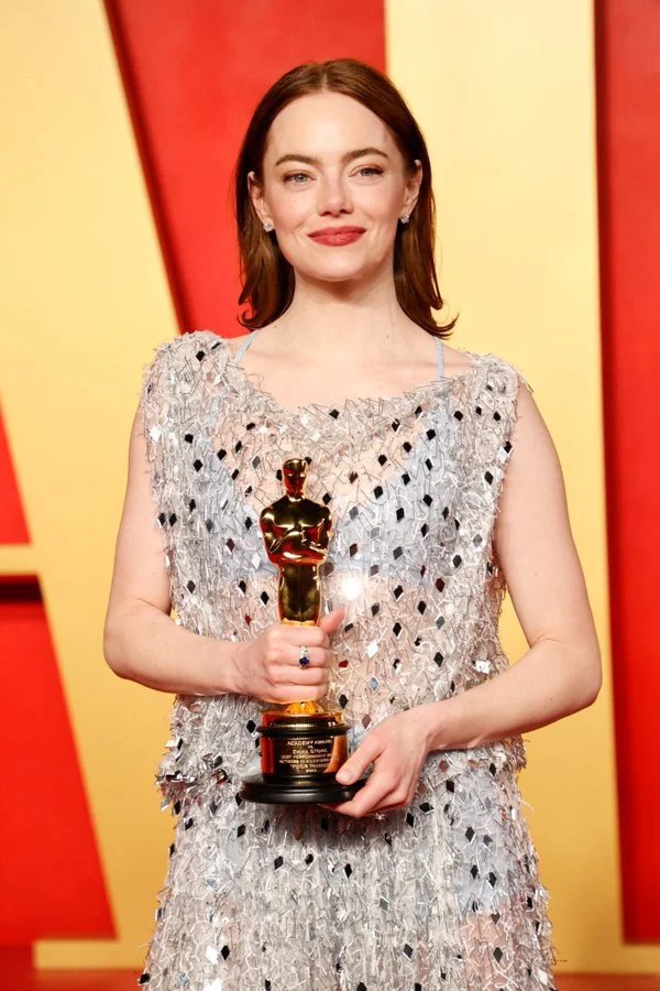 emma stone holding oscar award